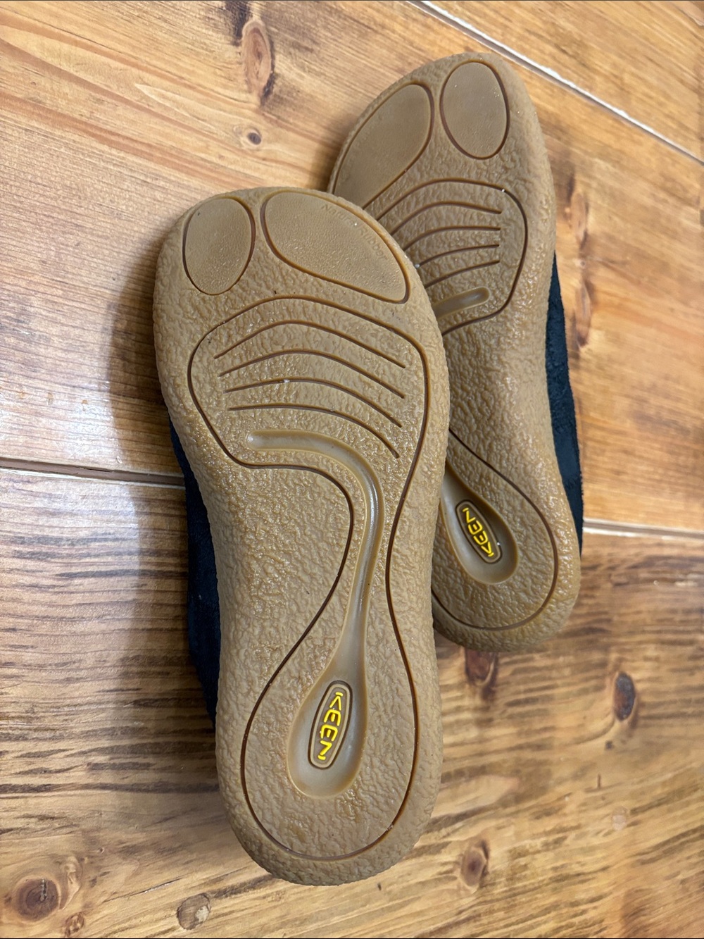 Keen Black Slip-On Casual Mules with Gum Sole - Picture 2 of 4